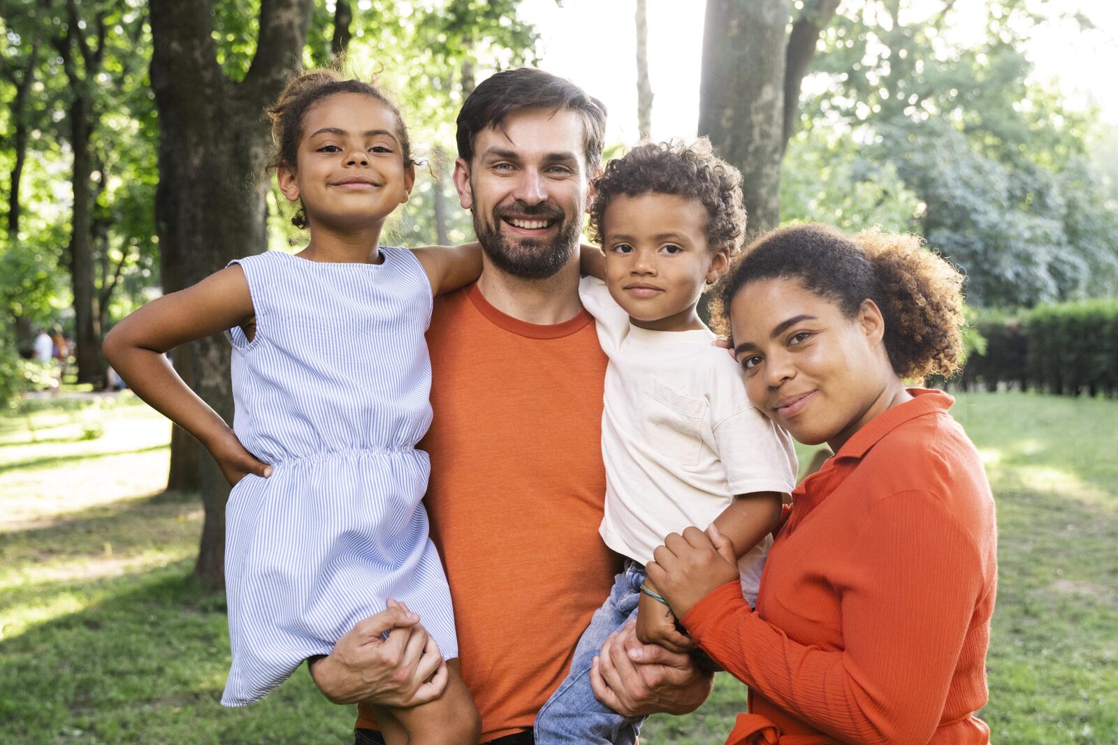Família feliz protegida pelo plano de assistência familiar Ágape em Pernambuco
